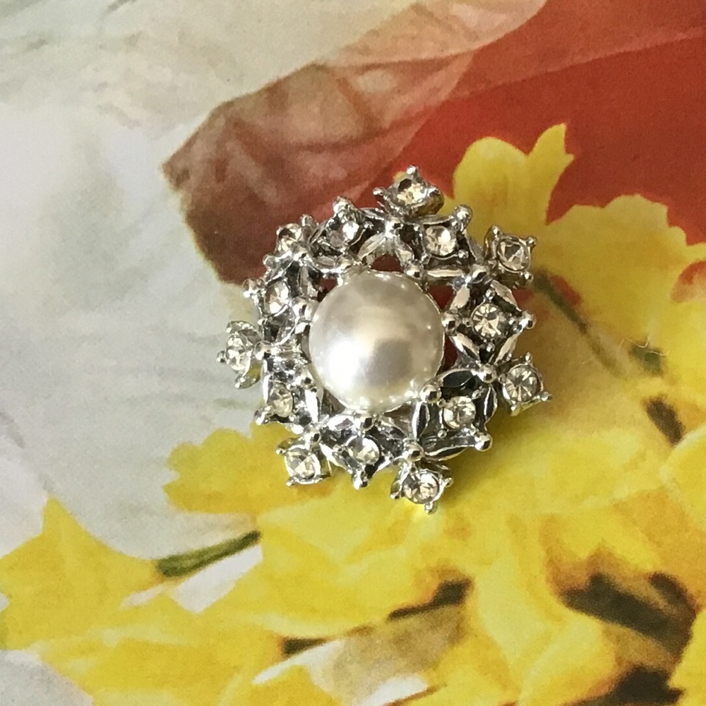 Vintage Sarah Coventry faux pearl and rhinestone pin.